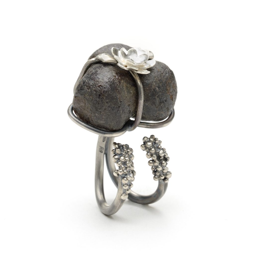 UNE-ROSE-DANS-LE-DESERT-bague-argent-grenat-brut-2012-Patricia-Lemaire-photo-Ecliptique
