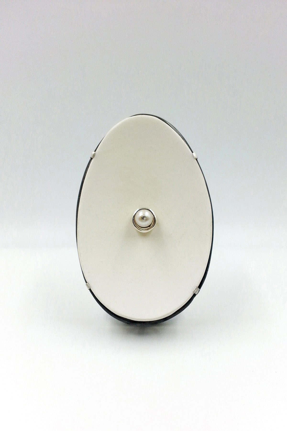 EGG AND PEARL 2 broche argent oeuf d autruche perle ancienne systeme laiton et inox 2017 Patricia lemaire1