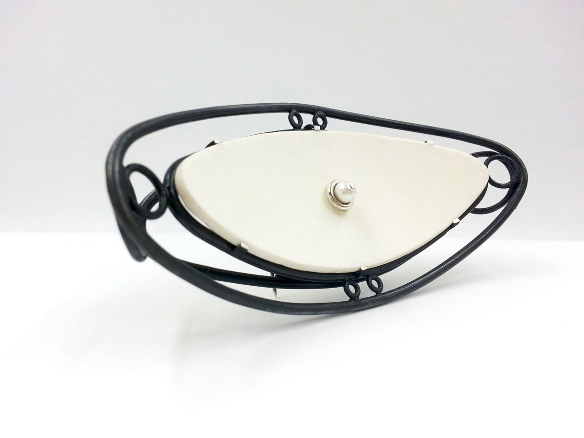 EGG AND PEARL 4 broche argent oeuf d autruche perle ancienne systeme laiton et inox 2017 Patricia lemaire3