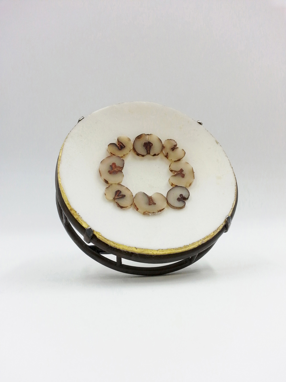 SWEET2 broche argent oeuf d autruche tranches de noyaux de dattes feuille d or 24cts 2017 Patricia Lemaire11